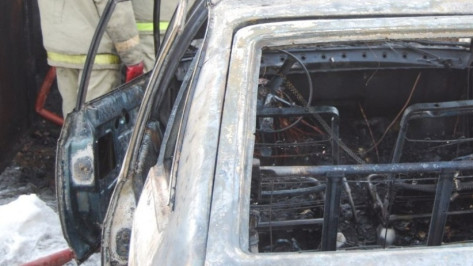 В Воронеже на улице Ломоносова ночью сгорели 2 автомобиля