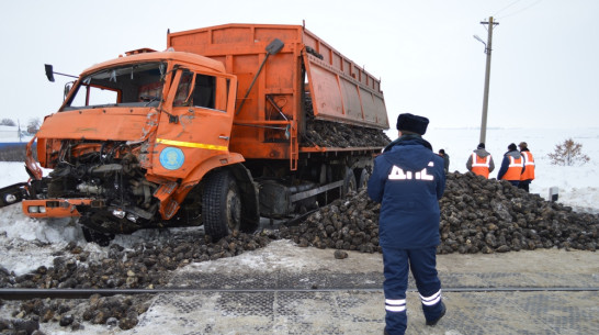 В Воронежской области на переезде столкнулись маневровый поезд и КамАЗ со свеклой