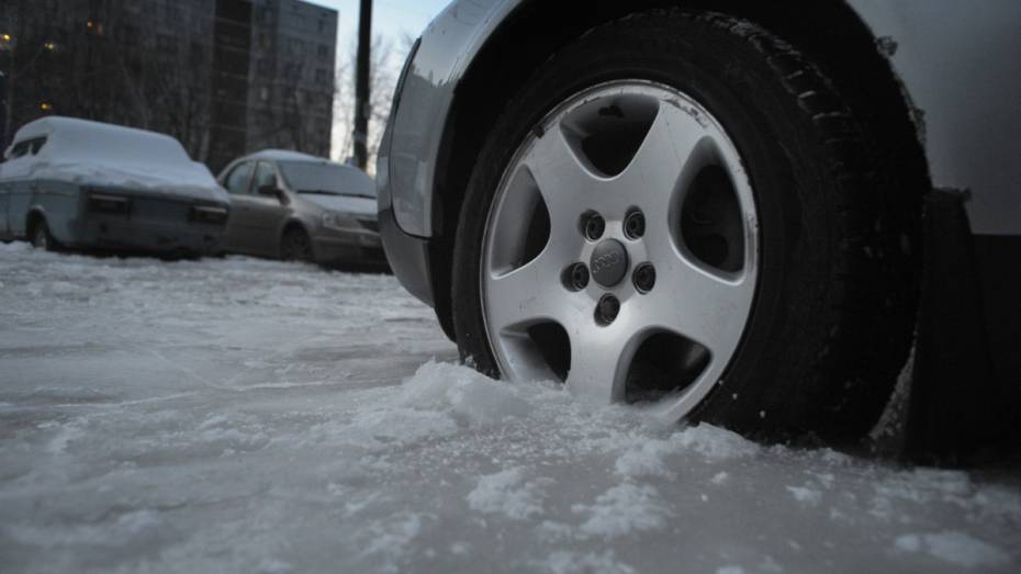 Воронежских водителей предупредили о скользких дорогах из-за перепада температур