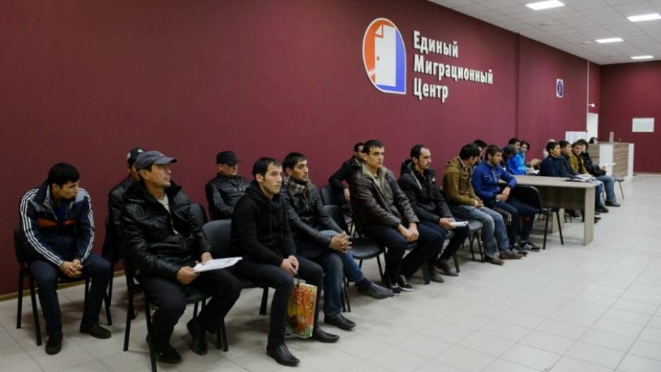 Двое воронежцев прописали у себя 20 мигрантов