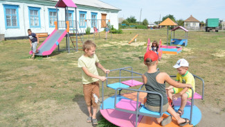 В богучарском селе активисты установили детскую площадку
