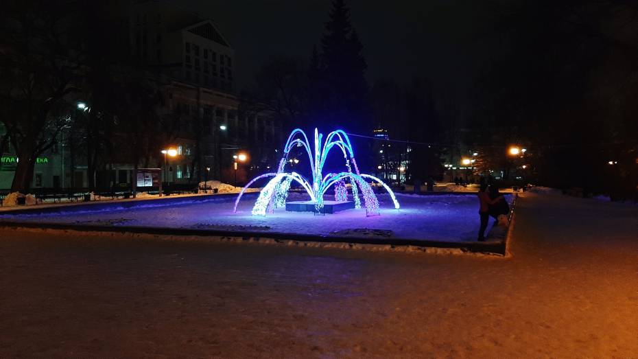 Светодиодный «зимний» фонтан заработал в центре Воронежа
