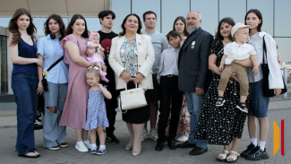 Многодетная семья Петровых посетила Воронежский океанариум в качестве подарка от губернатора