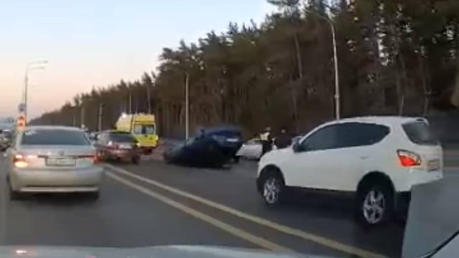 В Воронеже перевернувшийся после аварии автомобиль попал на видео