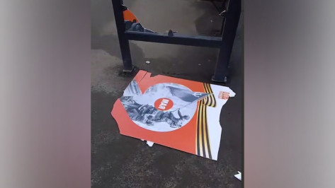 Под Воронежем двое мужчин разгромили украшенную ко Дню Победы остановку