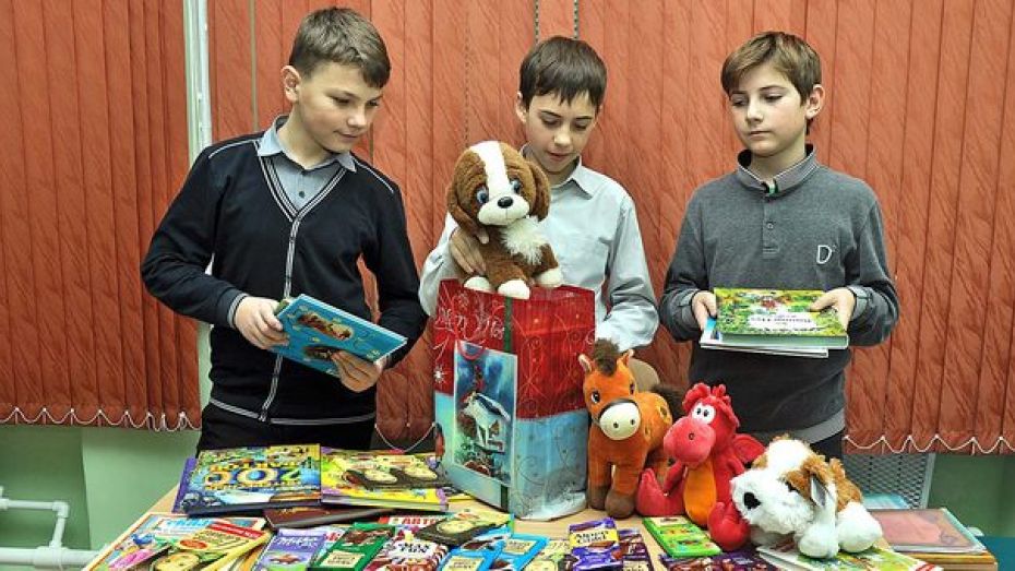 Бутурлиновские школьники и детсадовцы собрали новогодние подарки для детей из Луганска и Донецка
