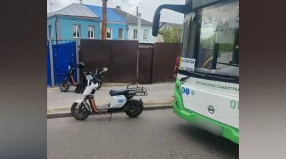 В Воронеже девочка вышла из автобуса и попала под колеса электроскутера