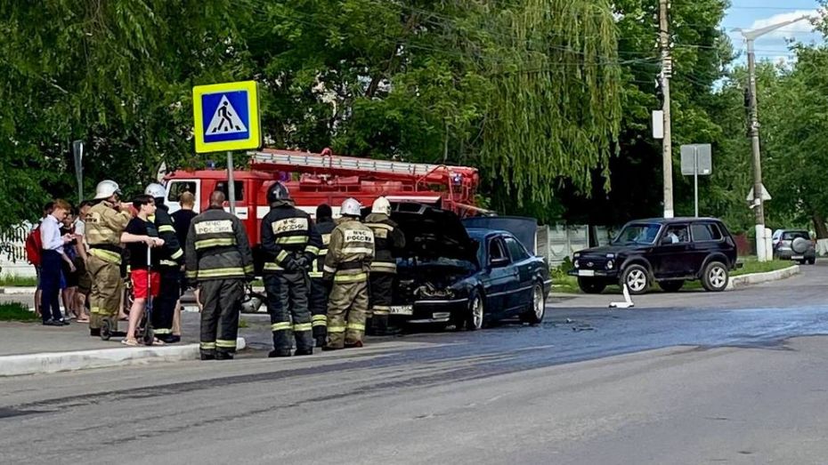 В Семилуках из-за замыкания электропроводки выгорел BMW