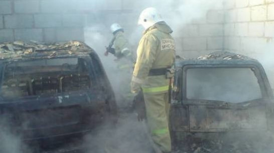 В Кантемировке при пожаре в гараже частного дома сгорели 2 машины
