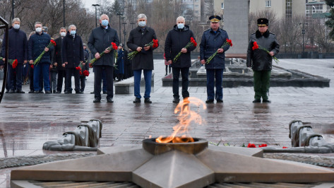 Губернатор Воронежской области возложил цветы к Могиле Неизвестного Солдата