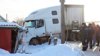 В Таловой грузовик Volvo въехал в забор жилого дома