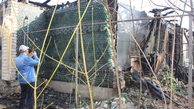 «Дом из бутылок» сгорел при пожаре в Панинском районе