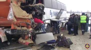 Последствия ДТП с автобусом и дорожной машиной под Воронежем попали на видео