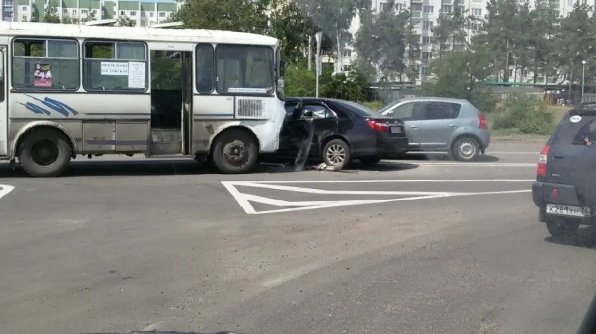 В Воронеже у нового железнодорожного переезда на Машмете столкнулись 3  машины