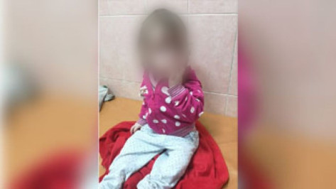 В Воронеже объявили поиски родственников брошенной в коляске 1,5-годовалой девочки