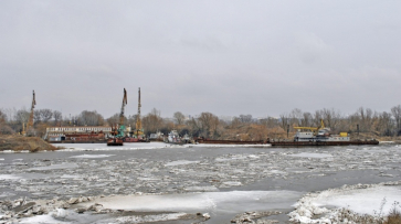 Спасатели перекрыли 3 дороги из-за развода мостов в Воронежской области