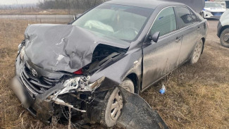 В Воронежской области «Лада» врезалась в Toyota Camry: пострадали 2 человека