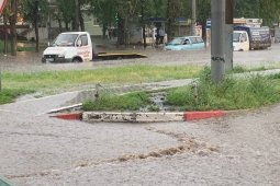 На улицах Воронежа образовались потопы из-за нахлынувшего ливня