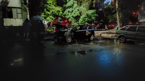 В Воронеже дотла сгорело такси