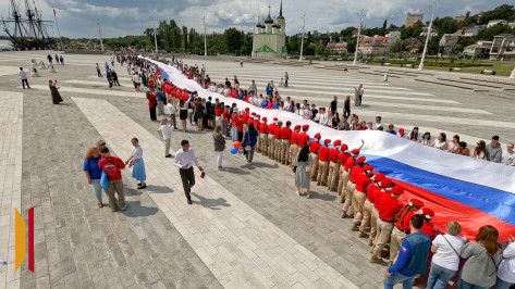 На Адмиралтейской площади в Воронеже развернули 100-метровый триколор в честь Дня России