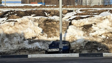 Машину-подснежник достали из растаявшего сугроба в Воронеже