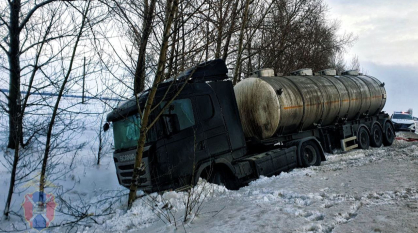 Воронежские полицейские помогли водителю фуры выбраться из заснеженного кювета