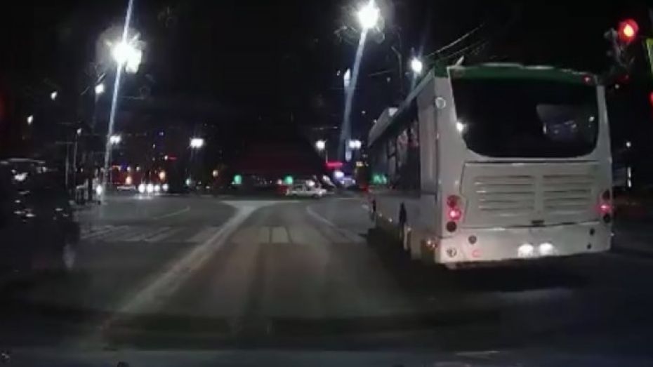Воронежского маршрутчика оштрафовали за видео проезда на красный свет