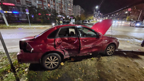 В Воронеже сняли на видео аварию с пострадавшими возле «Линии»