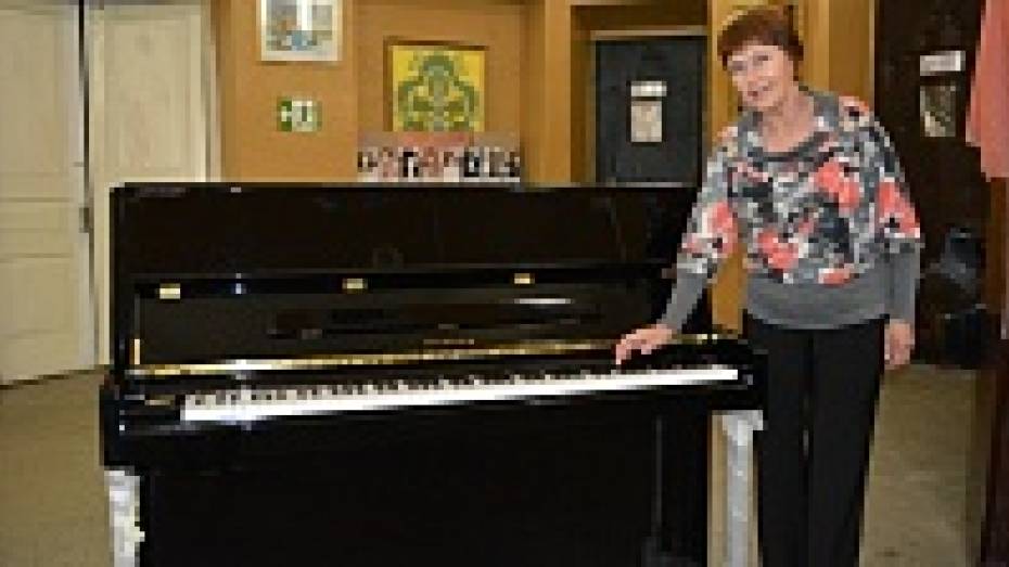 Богучарская школа искусств получила первое за 30 лет пианино
