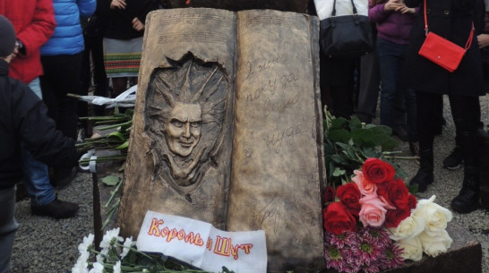 В Воронеже установили монумент панк-музыканту Михаилу Горшеневу