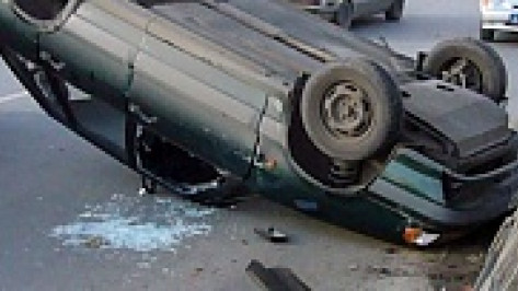 В Воронеже после удара «ВАЗа» о бордюр водитель вылетел из салона и погиб 