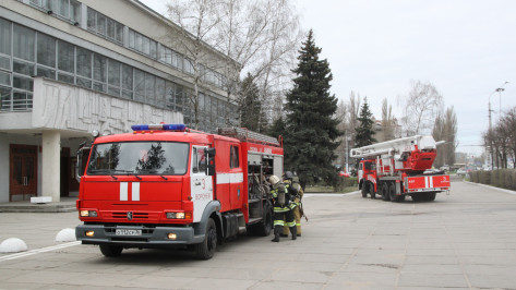 Сотрудники МЧС потушили учебный пожар в ДК 50-летия Октября