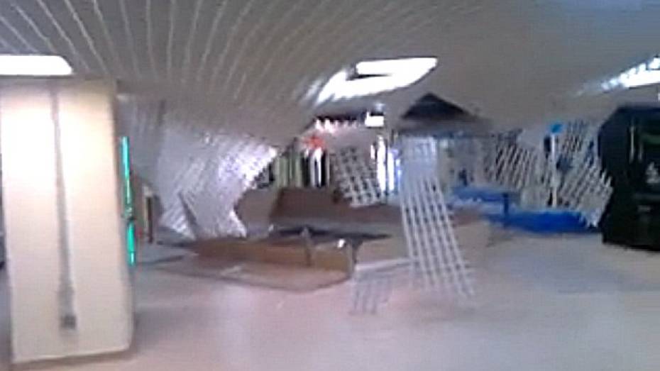 В Сети появилось видео обвалившегося потолка в ТЦ «Галерея Чижова»