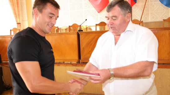 Богучарским гиревикам вручили почетные знаки «За заслуги перед Богучарским районом» 