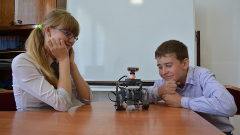 Ученики калачеевской гимназии создали робота-исследователя и робота-врача