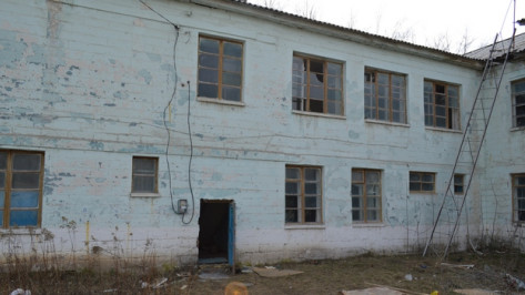 В Подгоренском районе неизвестные подожгли заброшенное здание бывшей школы