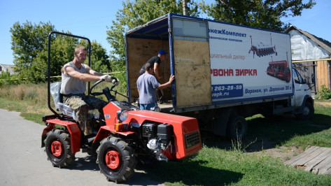Многодетным родителям из Острогожского района подарили трактор