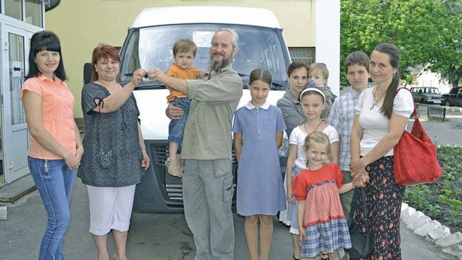 В Лискинском районе многодетные семьи получили «Газели»