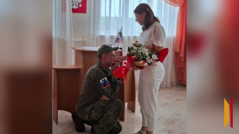 В Нижнедевицком районе боец СВО сделал возлюбленной предложение через месяц после знакомства и спустя год женился на ней