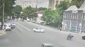 Появилось видео жуткого ДТП в центре Воронежа, в котором погиб мотоциклист