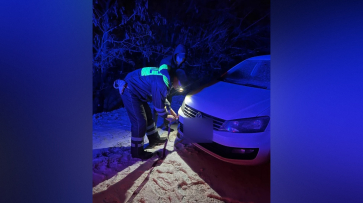 Воронежские полицейские помогли водителю встретить Новый год в тепле