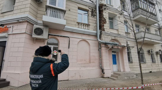 Выяснилось, когда начнется ремонт разрушающегося фасада дома в центре Воронежа