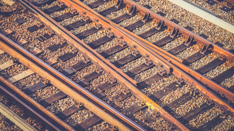 Грузовой поезд снес трактор на ж/д переезде в Воронежской области