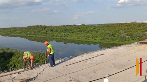 В воронежском селе Старая Хворостань модернизируют мост через реку Дон