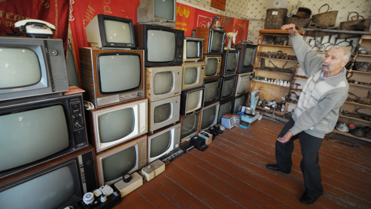 Руководитель богучарского поискового отряда «Память»  64-летний Николай Новиков собрал громадную коллекцию телевизоров и патефонов