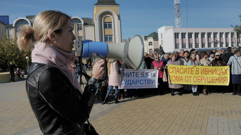 «Выхода нет». Дачники устроили митинг против застройки берега реки Воронеж