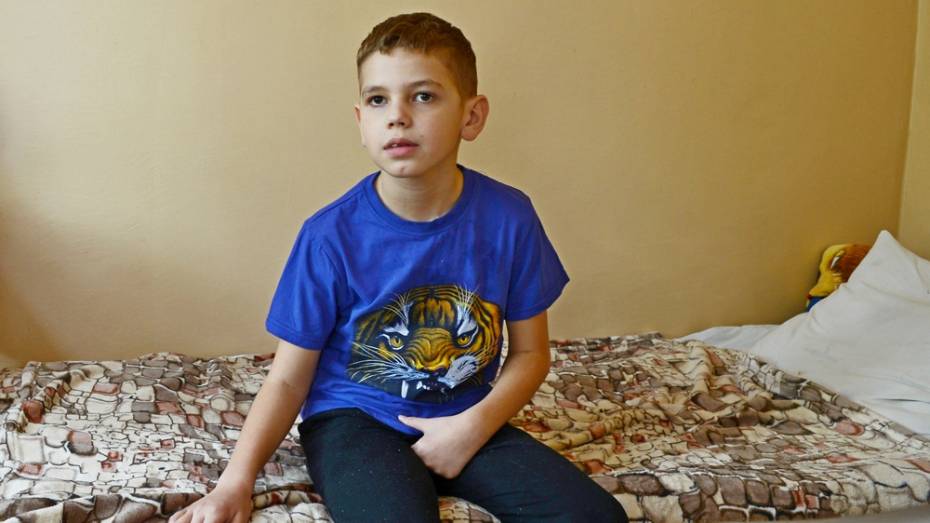 После лечения в Санкт-Петербурге житель Семилук Миша Фролов начал дышать самостоятельно