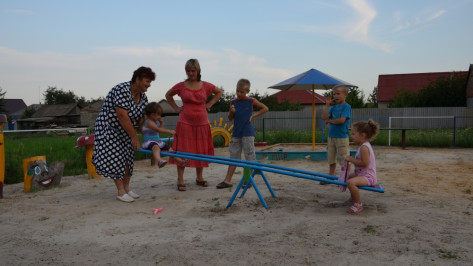Верхнемамонская пенсионерка организовала на своей улице  строительство детской площадки