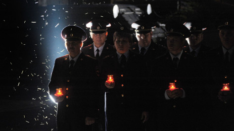 Воронежские полицейские зажгли свечи в память о погибших в Великой Отечественной