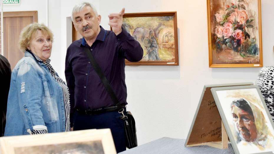 В Калаче открылась выставка павловского художника Виктора Петинова